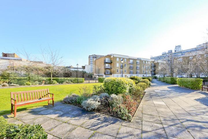 Beautiful apartment, over looking tranquil gardens & private parking   Russell Lodge. Spurgeon Street, London Bridge